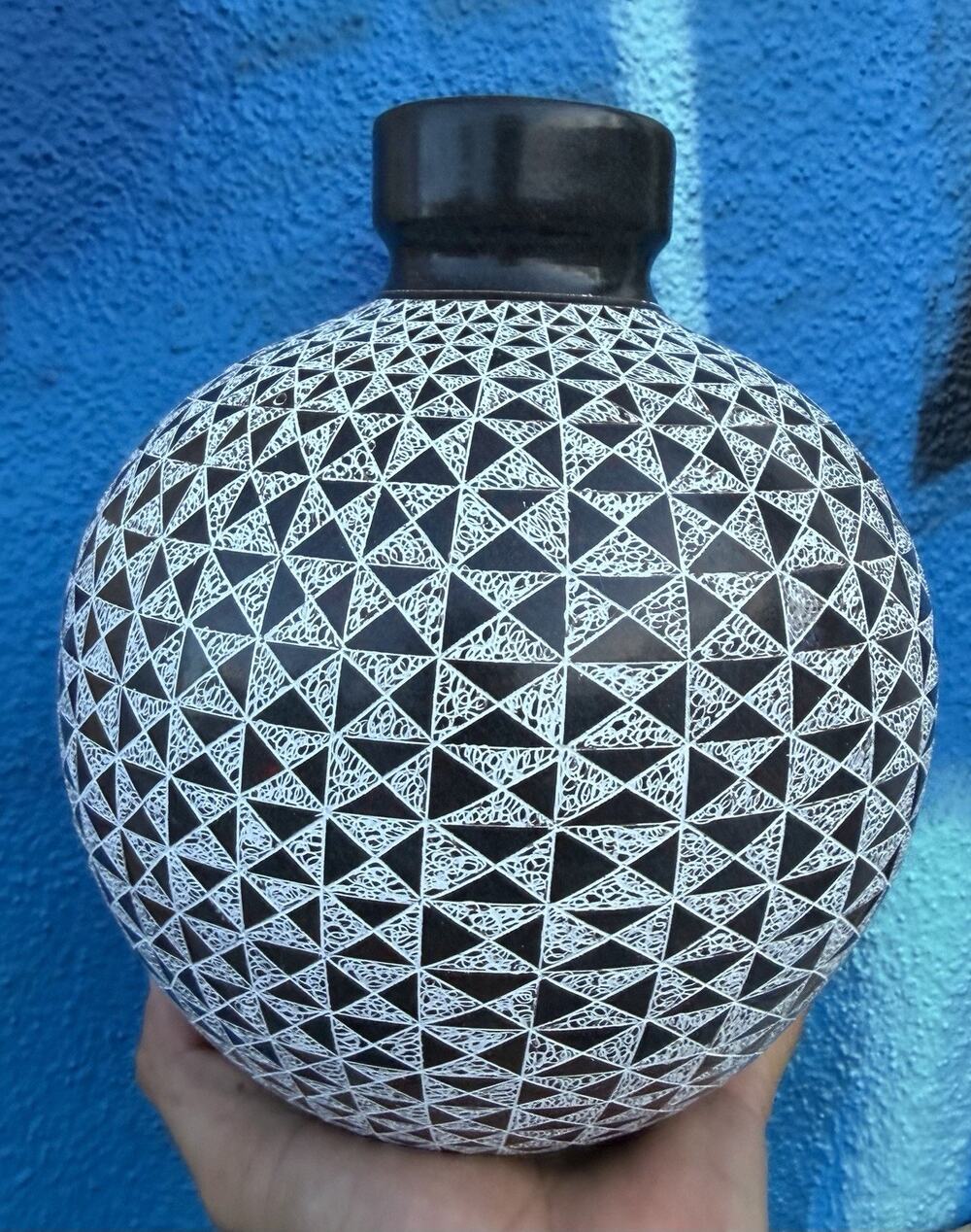 Paysis Sánchez Nicaraguan Carved Pottery Vase San Juan de Oriente Masaya 8”